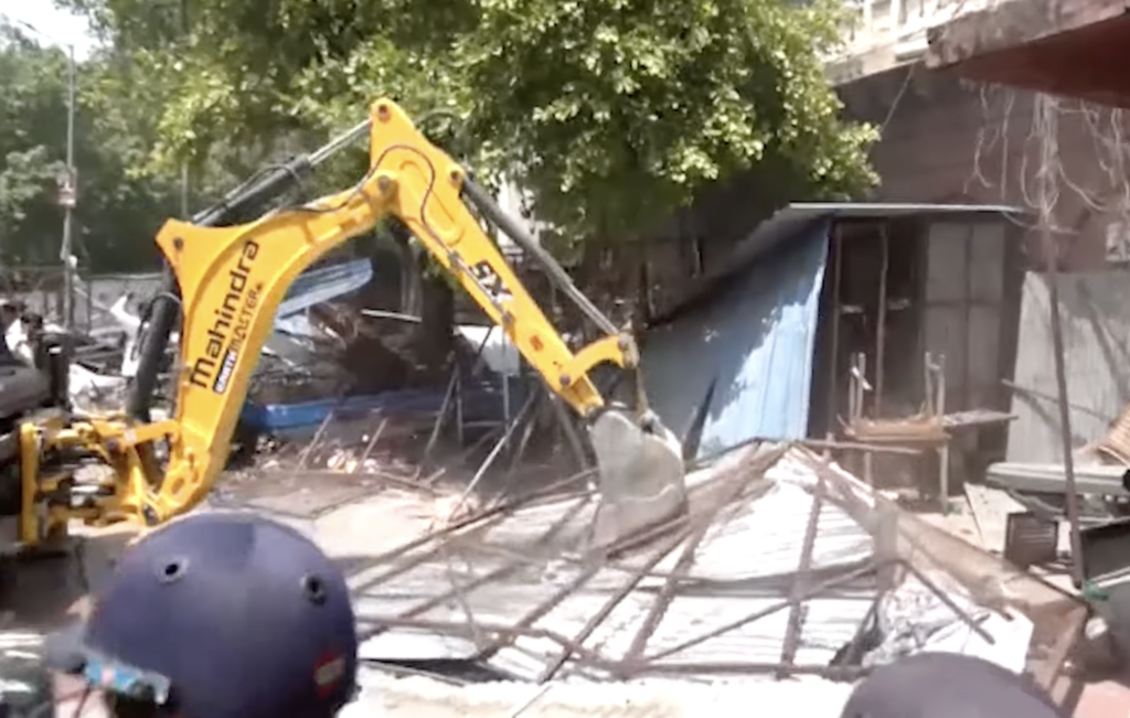 लखनऊ में बवाल: हाईकोर्ट के आदेश पर वकीलों के 240 अवैध चैंबरों पर चला बुलडोजर, भारी धक्का-मुक्की