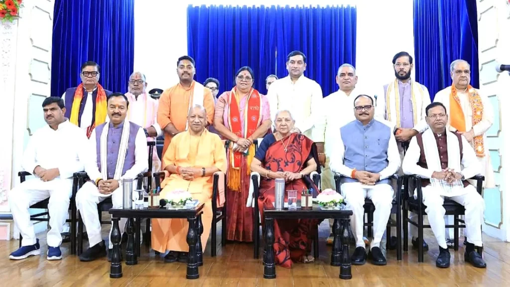 यूपी कैबिनेट विस्तार: 6 नए चेहरों सहित 8 मंत्रियों को विभागों का बंटवारा; देखें किसे मिला कौन सा मंत्रालय यूपी कैबिनेट विस्तार: 6 नए चेहरों सहित 8 मंत्रियों को विभागों का बंटवारा; देखें किसे मिला कौन सा मंत्रालय