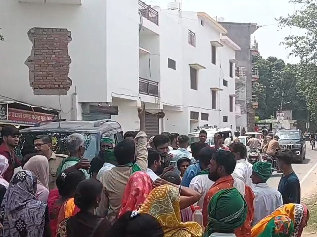 Lucknow : बीकेटी तहसील रोड पर किसानों का महापड़ाव: प्रशासनिक उदासीनता के खिलाफ फूटा अन्नदाताओं का आक्रोश