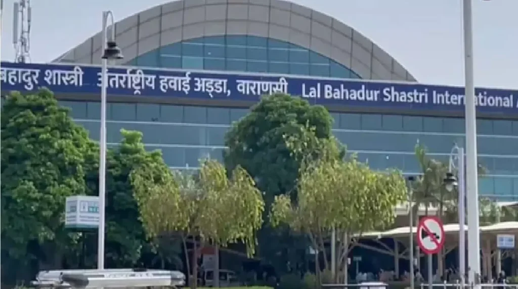 वाराणसी एयरपोर्ट पर सुरक्षा जांच के दौरान चली गोली, दो कर्मी घायल