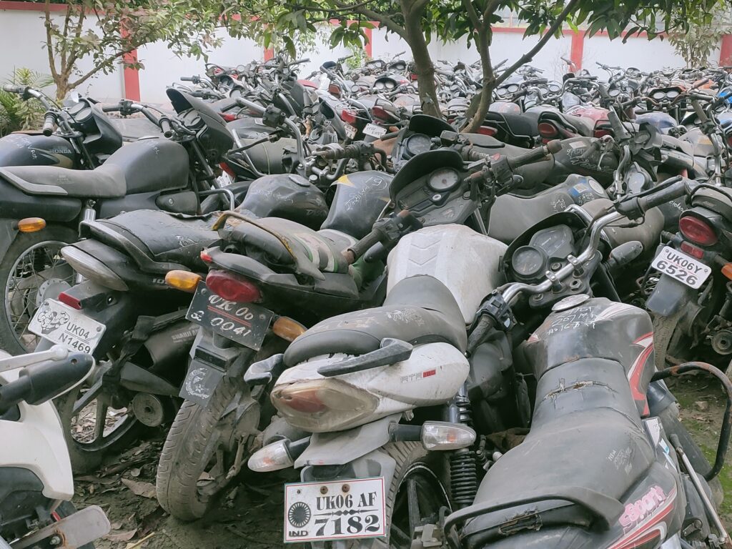 लखनऊ: अब थानों और सड़कों पर नहीं, डंपिंग ग्राउंड में खड़े होंगे सीज वाहन लखनऊ: अब थानों और सड़कों पर नहीं, डंपिंग ग्राउंड में खड़े होंगे सीज वाहन