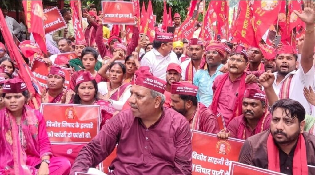 गोण्डा में बर्तन कारोबारी विनोद साहनी की हत्या, तीन आरोपी गिरफ्तार; थानाध्यक्ष व चौकी प्रभारी निलंबित गोण्डा में बर्तन कारोबारी विनोद साहनी की हत्या, तीन आरोपी गिरफ्तार; थानाध्यक्ष व चौकी प्रभारी निलंबित