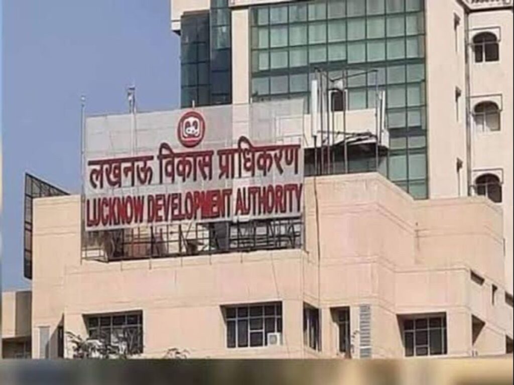 एलडीए में नहीं थम रहा घूसखोरी का खेल: ढाई करोड़ की ‘डील’ पर मुख्यालय में ही भिड़े बाबू और प्रॉपर्टी डीलर